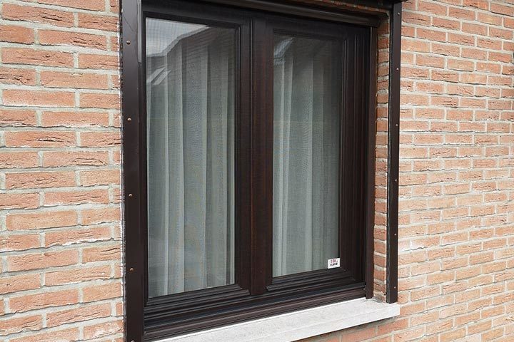 Moustiquaire-enroulable-fenêtre-toile-descendue